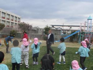幼児が大きな赤い鬼と青い鬼に勇気を出して豆を投げている