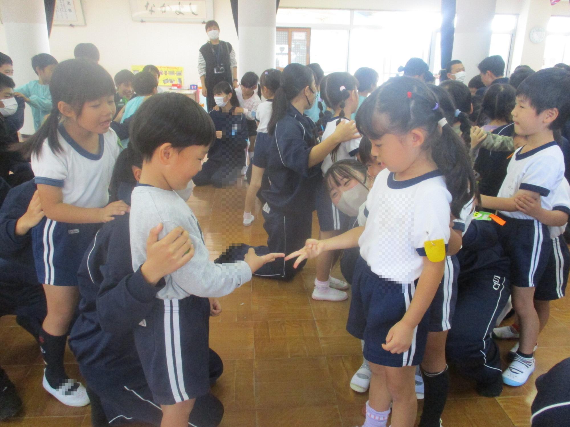 じゃんけん列車で遊んでいる様子