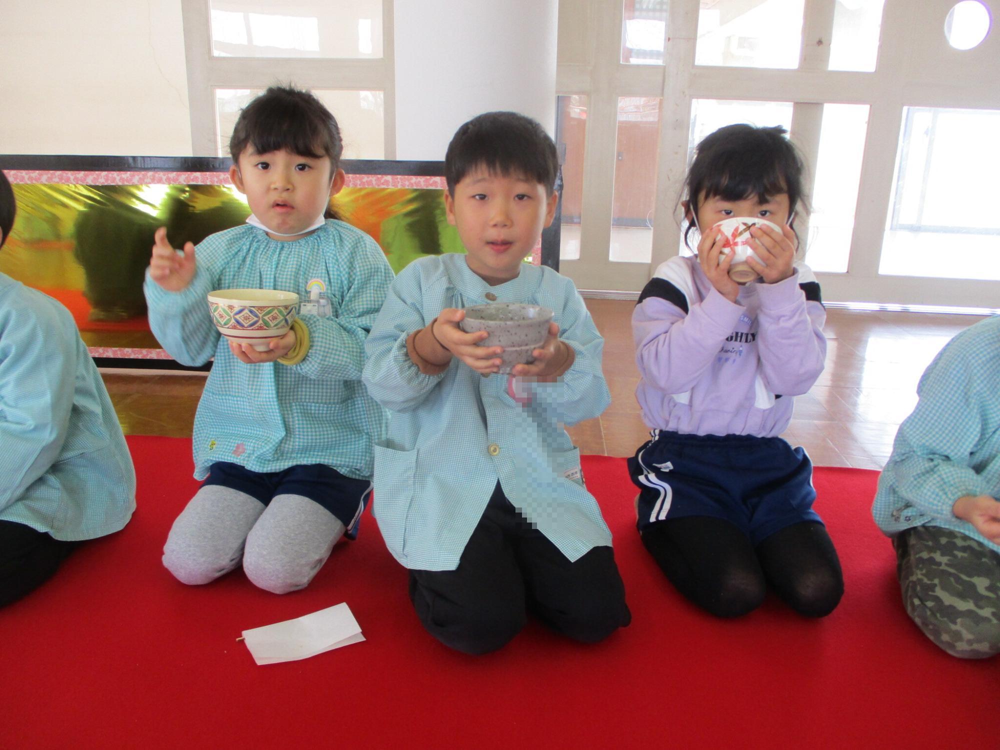 抹茶を飲む幼児