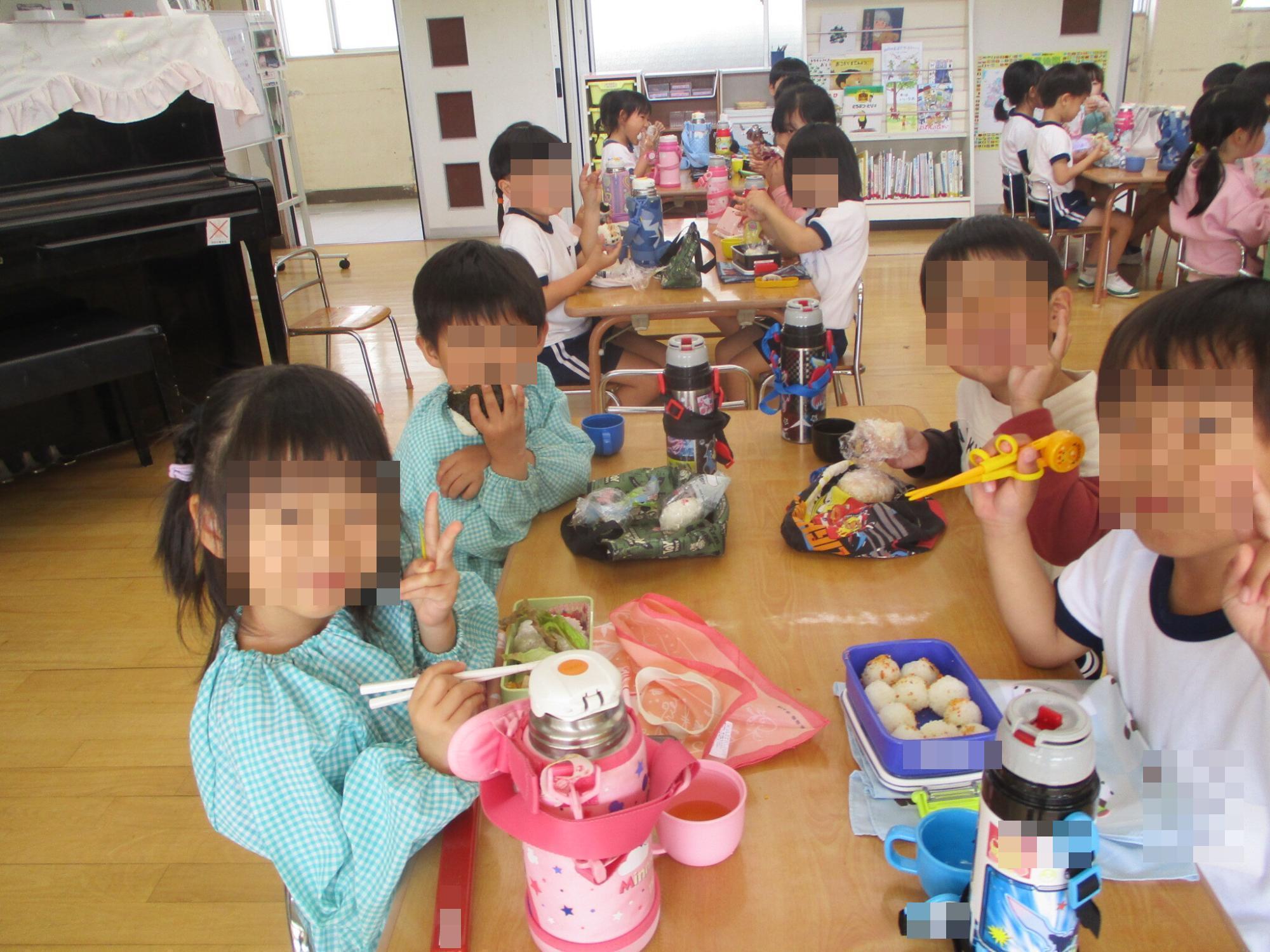 弁当を食べる5歳児