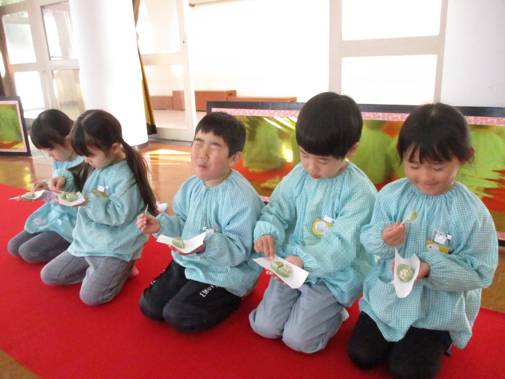 茶菓子を食べる幼児