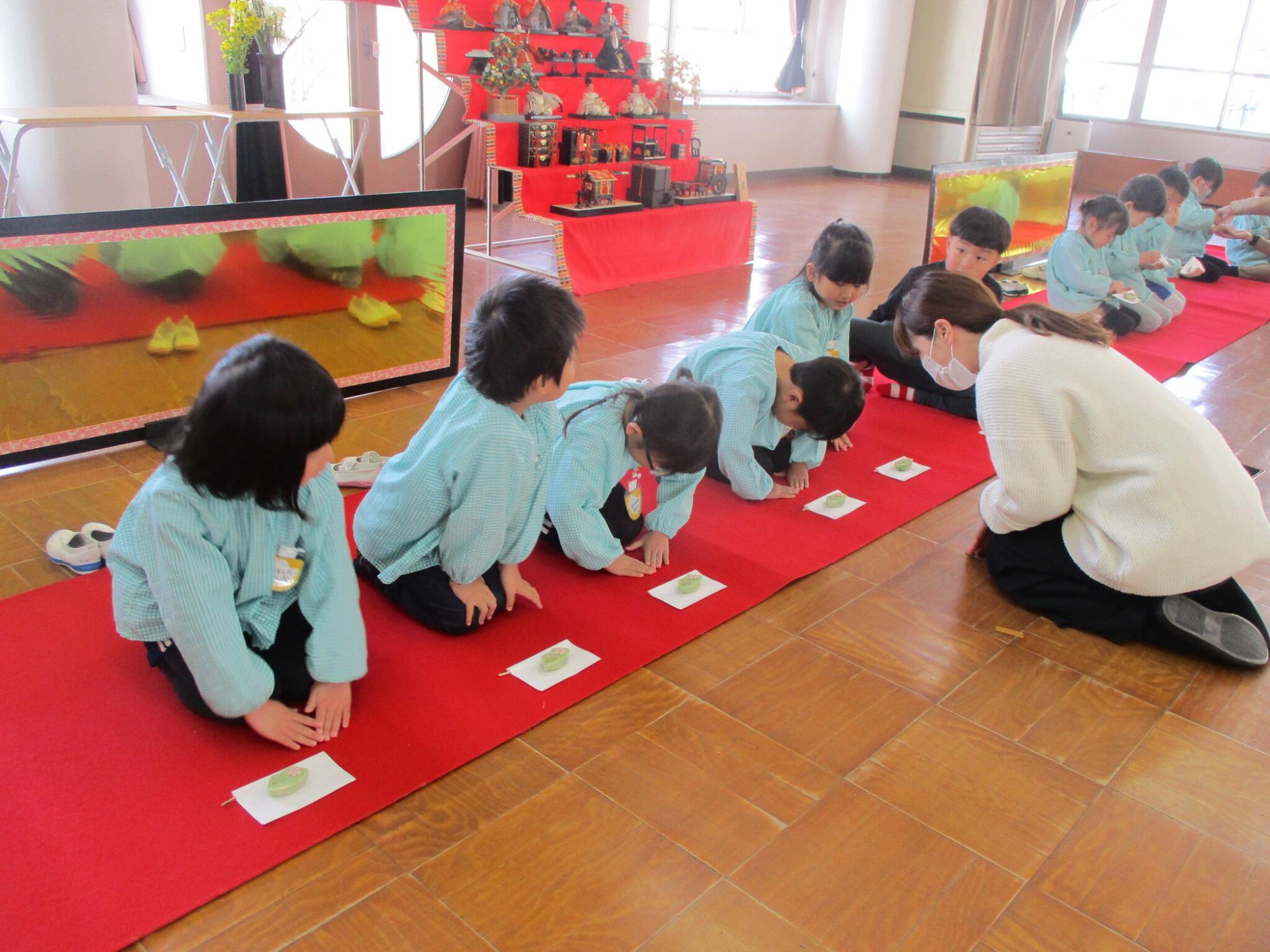 お辞儀の作法をする幼児