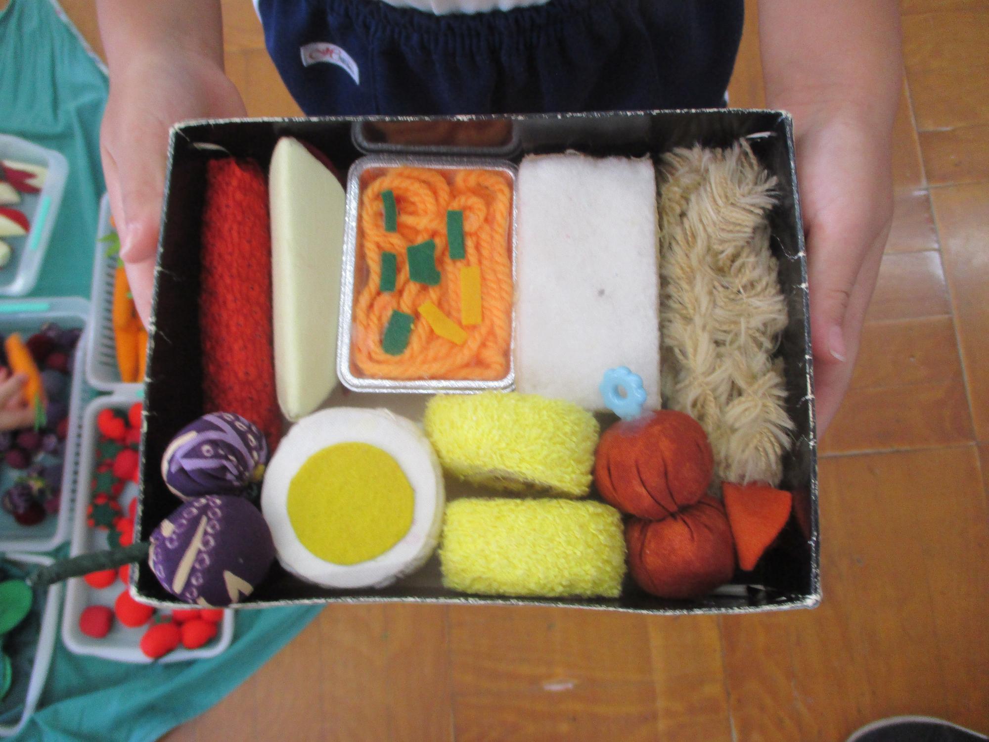フェルト生地の食材を使った手作りお弁当