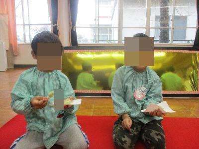 練り切りをいただく園児