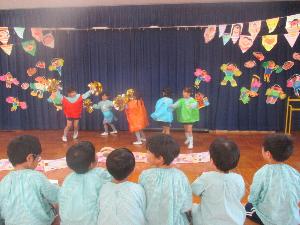 幼児が40周年のお祝いのステージをひらいている