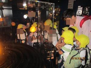 幼児が太陽系の惑星を見ている