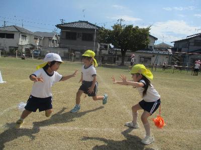 4歳児がしっぽ取りをしている