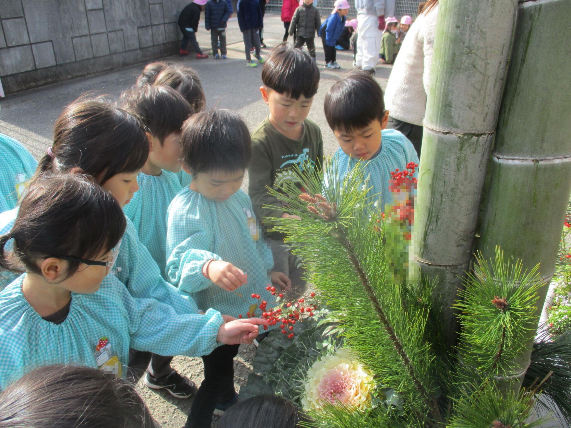 門松を見ている4歳児