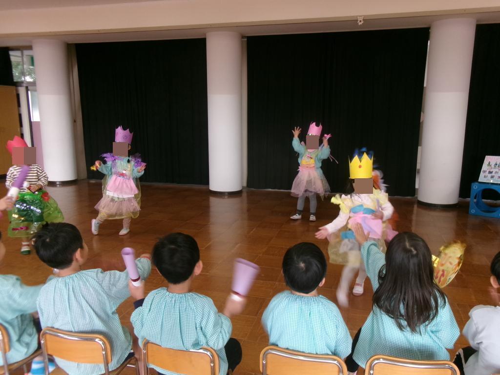 アイドルになりきる4歳児と観客になる5歳児
