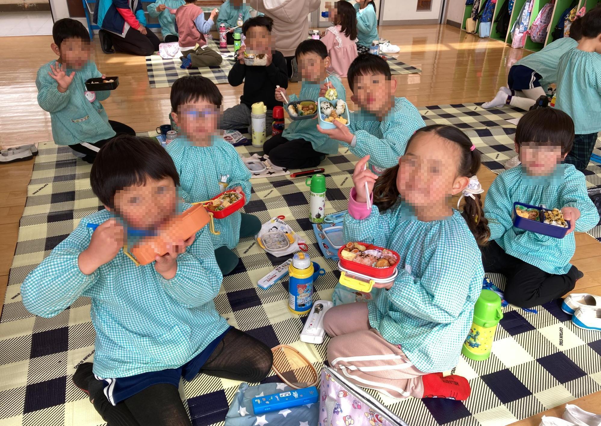 シートでお弁当wp食べる幼児達