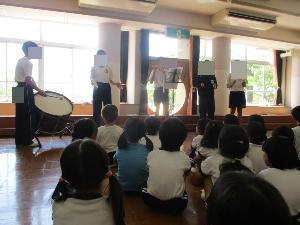 中学生が演奏をしている