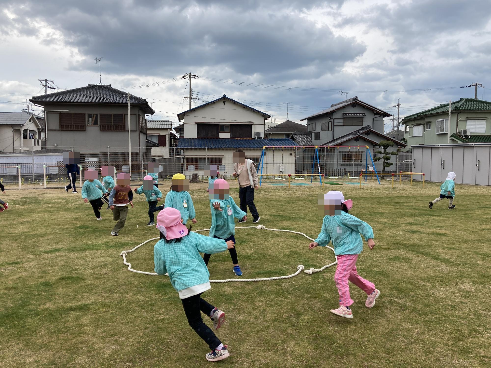 警察鬼ごっこをする幼児達