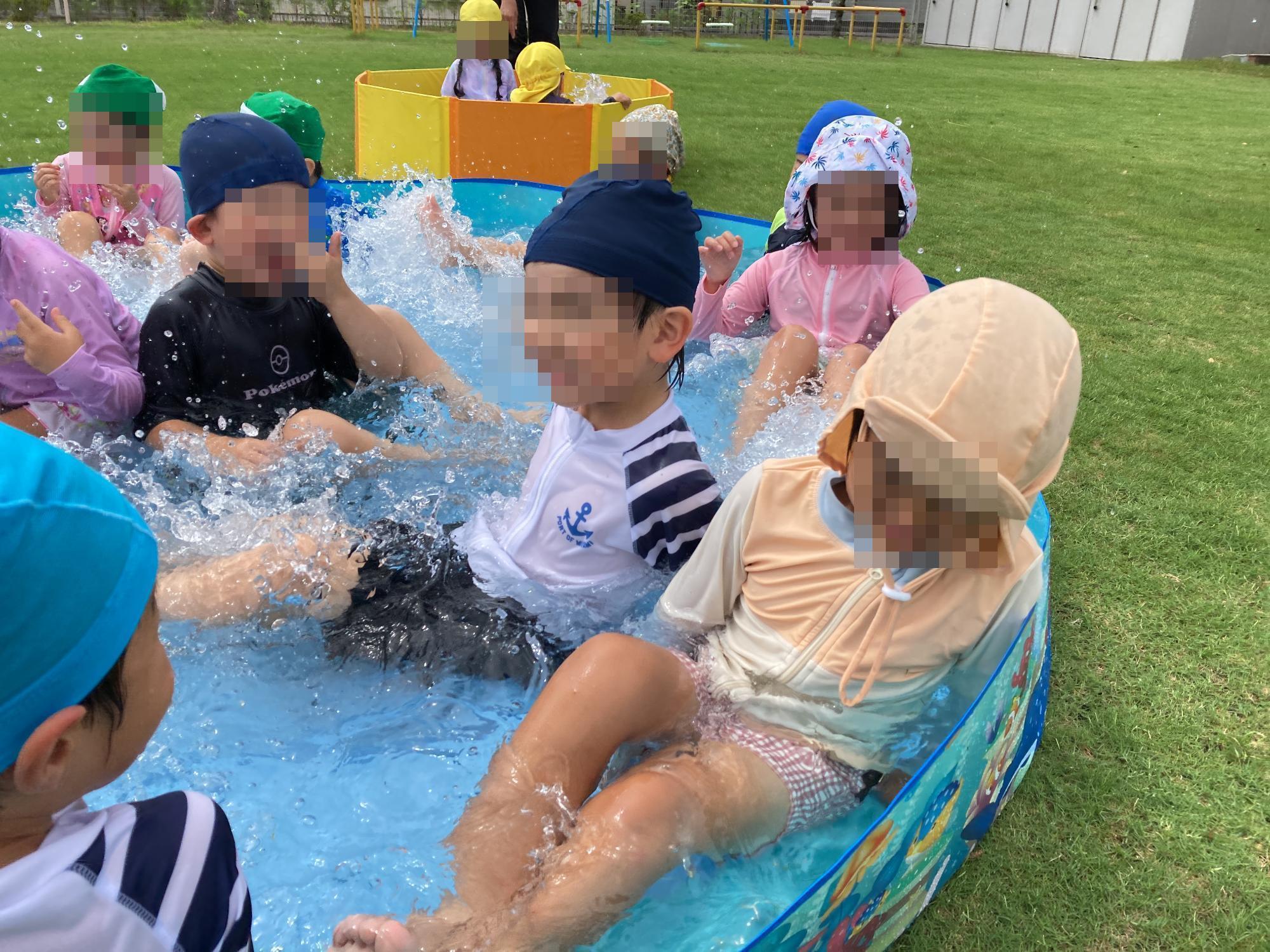 プールに入る幼児