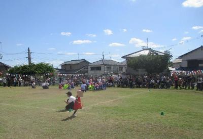 リレーに取り組む5歳児