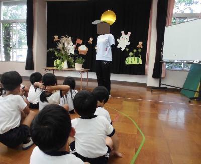 お月見会をする園児