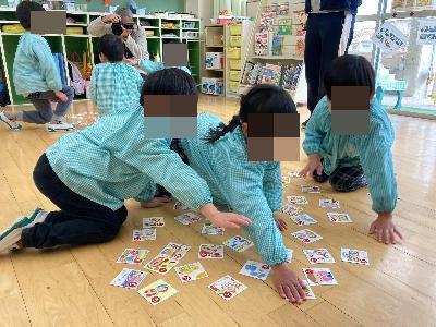 かるたをとる5歳児
