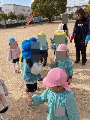 ハイタッチをする園児と保育園児