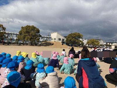 小学校に避難する園児