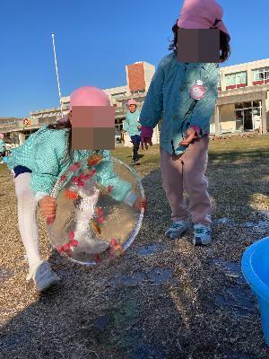 大きな氷で遊ぶ園児