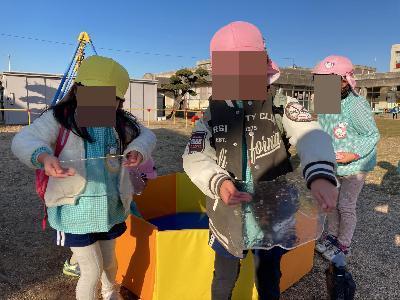 プールにできた氷で遊ぶ園児