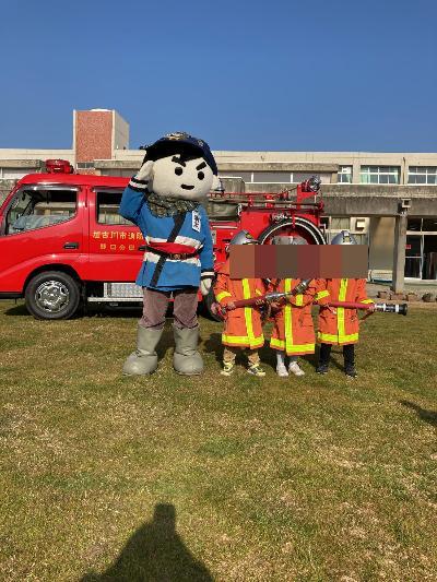 消防服を着ている園児