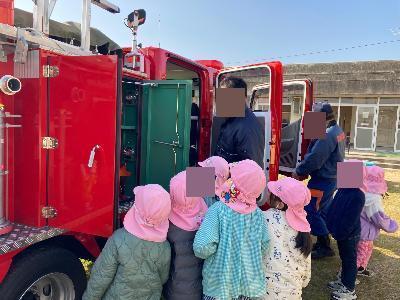 消防車の見学をする園児
