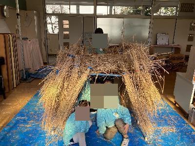 藁の家を作る4歳児