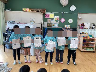 表彰状を受け取る5歳児