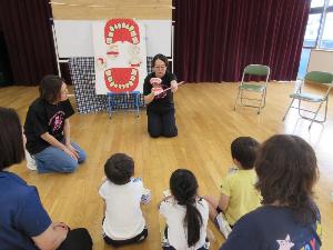 歯磨きの動かし方を教えてもらっているところ