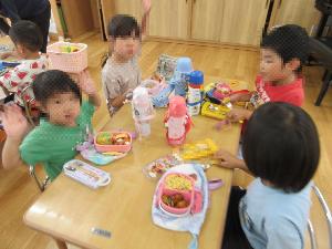 なかよしグループでお弁当を食べているところ
