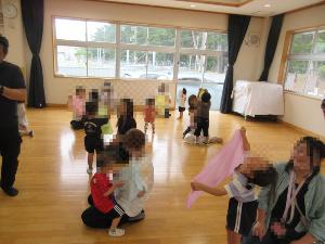 親子で布を使ってふれあい遊びをしているところ