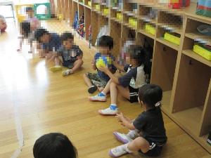 ボール回しをして遊んでいるところ