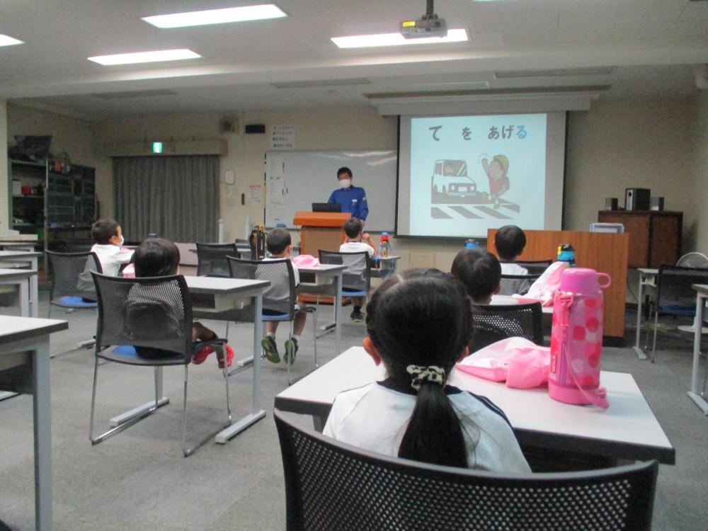自動車教習所で幼児が話を聞いている。