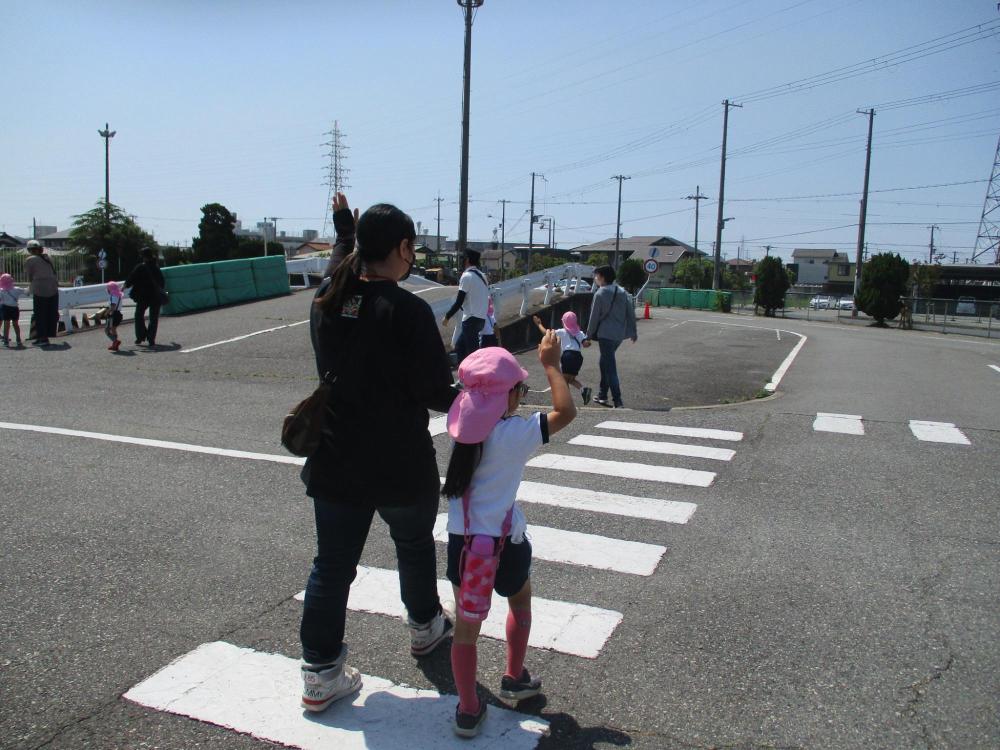 親子で手を挙げて横断歩道を渡る練習をしている