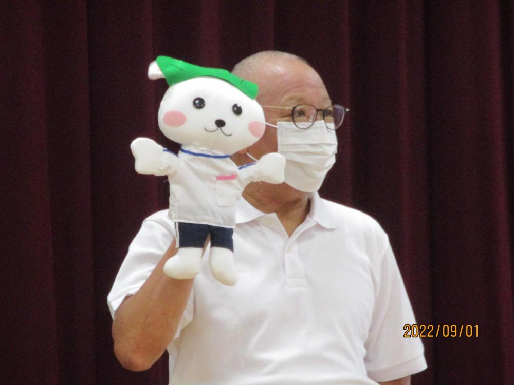 園長先生が始業式で園児に話をされているところ