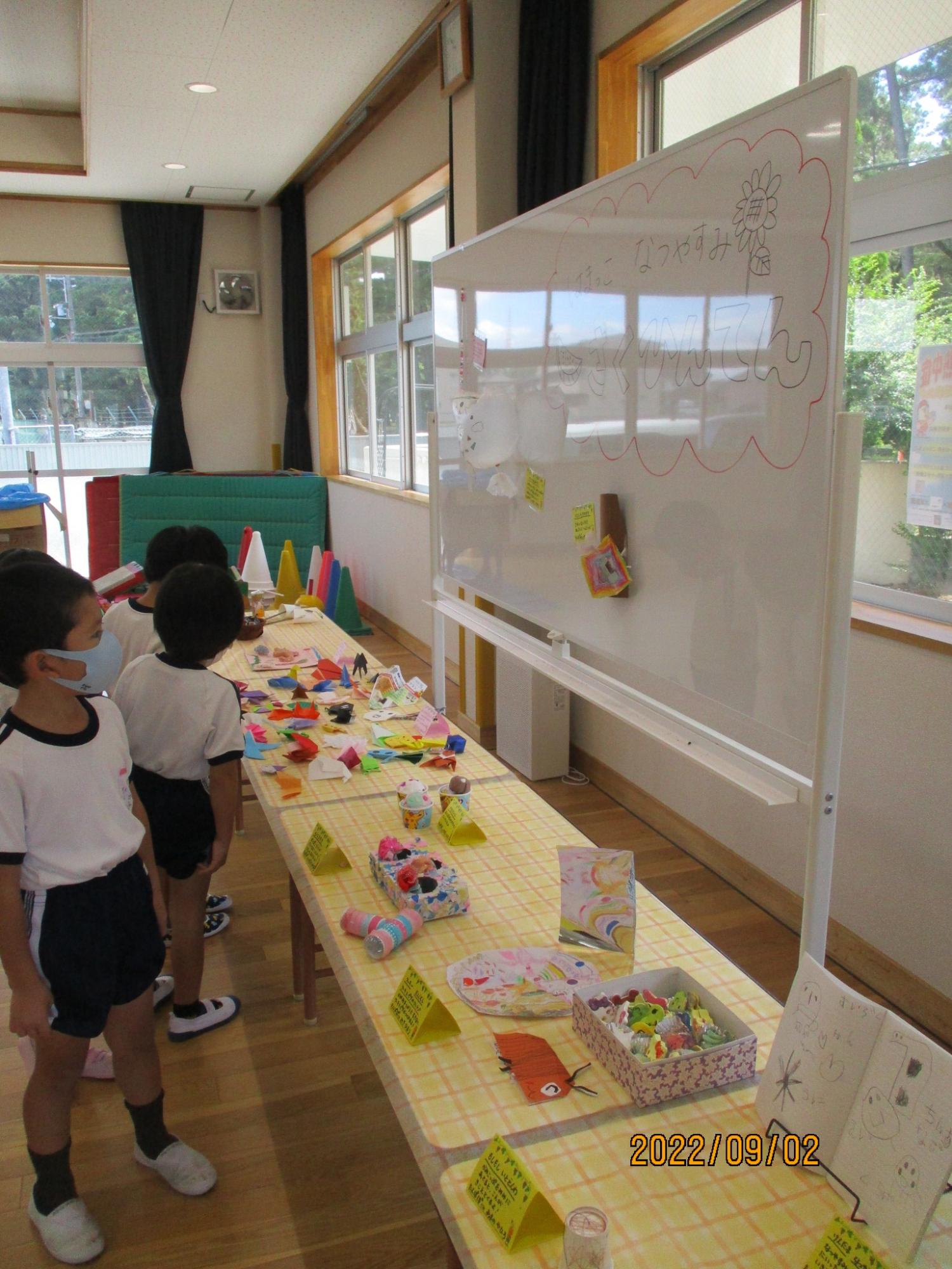 はまっこ作品展を見ている幼児