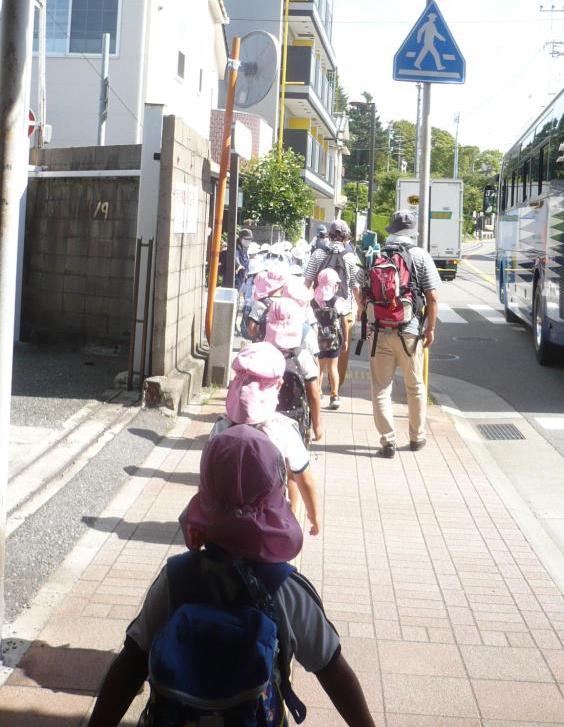 年長児がリュックを背負って、天文科学館まで歩いているところ