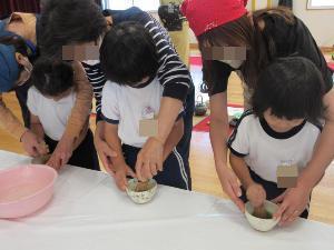 保護者の方とお茶をたてているところ