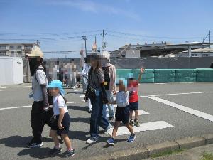 手をあげて横断歩道をわたる練習をしているところ