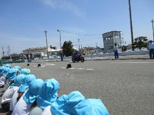バイクが走ってくるところを見ている