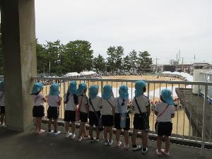 小学校の運動会を見学をしているところ