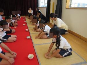 お茶席体験をしているところ