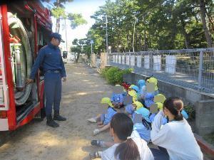 消防士さんの話を聞いている姿