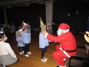 サンタさんからプレゼントをもらっているところ