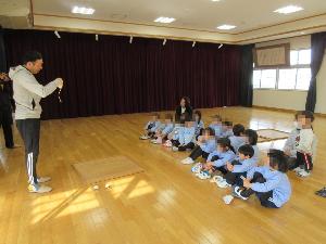こま回し名人の技を見ているところ
