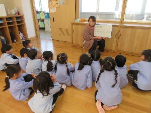 話を聞いているところ