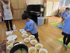 豚汁を取りに来ているところ