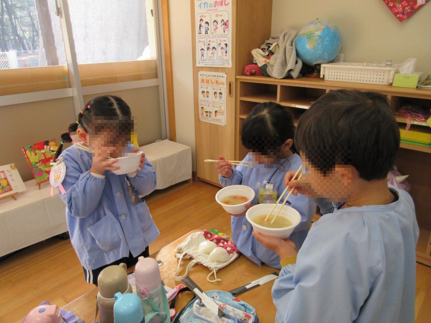 豚汁を飲んでいるところ