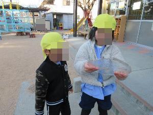 氷を持っている姿