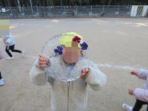 氷を持っている姿2